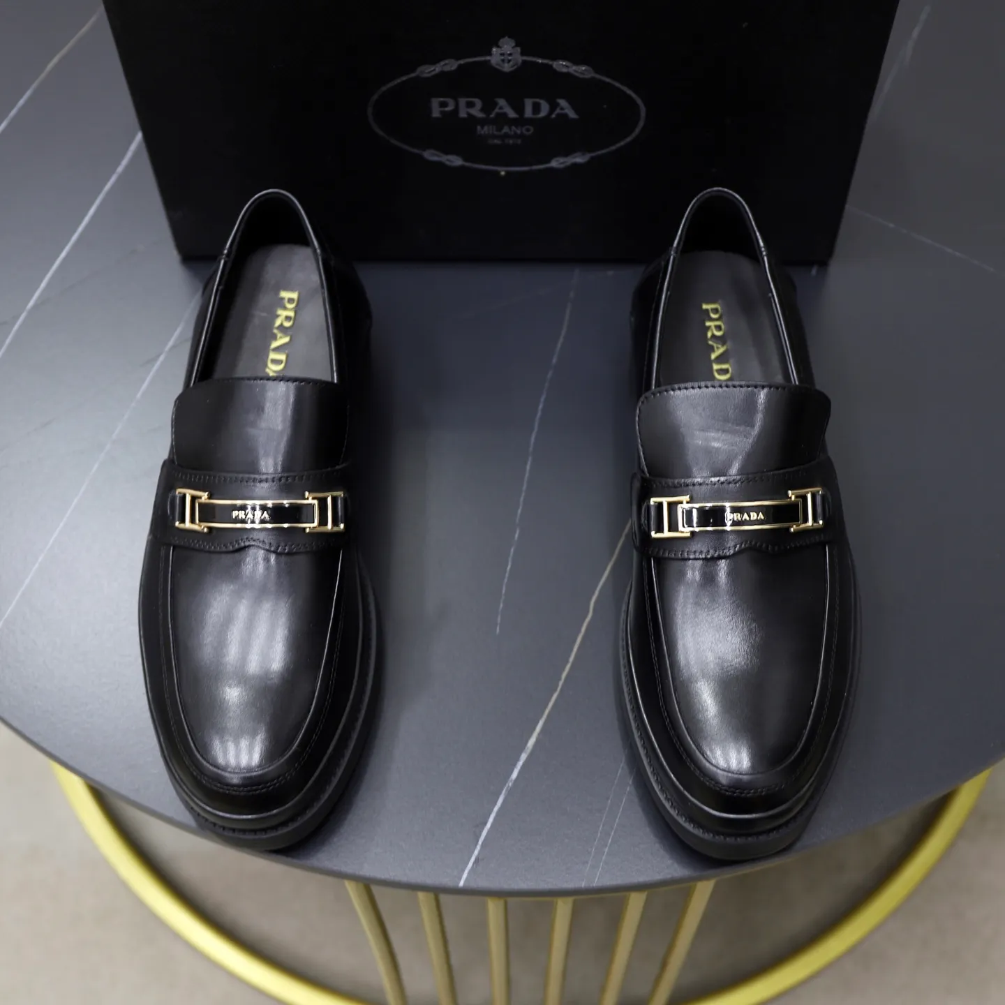 Ex-factory price: 500💰🙅‍♂️🙅‍♂️🙅‍♂️ Brand: PRADA Standard code: Men's code 38-44 (45 can be customized) Grade: Same style as the official website Original order quality Material: Original cowhide surface Comfortable lining Original outsole Style category: Men's fashionable casual leather shoes Distinguished big-name luxury elements Top luxury Color: Color of the actual picture